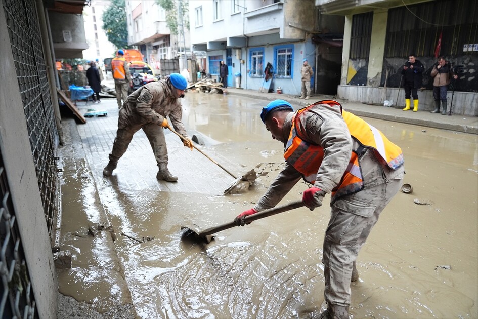 İstanbul'da sağanağın ardından hasarın izleri siliniyor