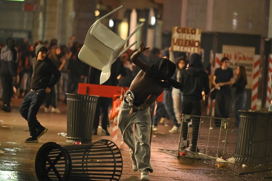 İtalya'da hükümet karşıtı protestolar olaylı geçti