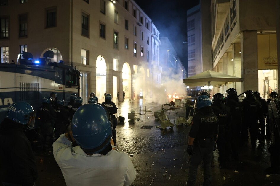 İtalya'da hükümet karşıtı protestolar olaylı geçti