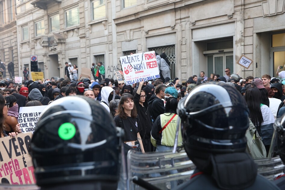 İtalya'da hükümet karşıtı protestolar olaylı geçti