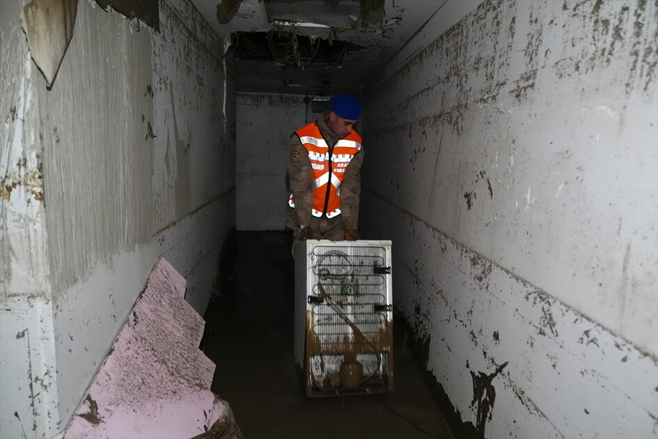 İstanbul'da sağanağın ardından hasarın izleri siliniyor