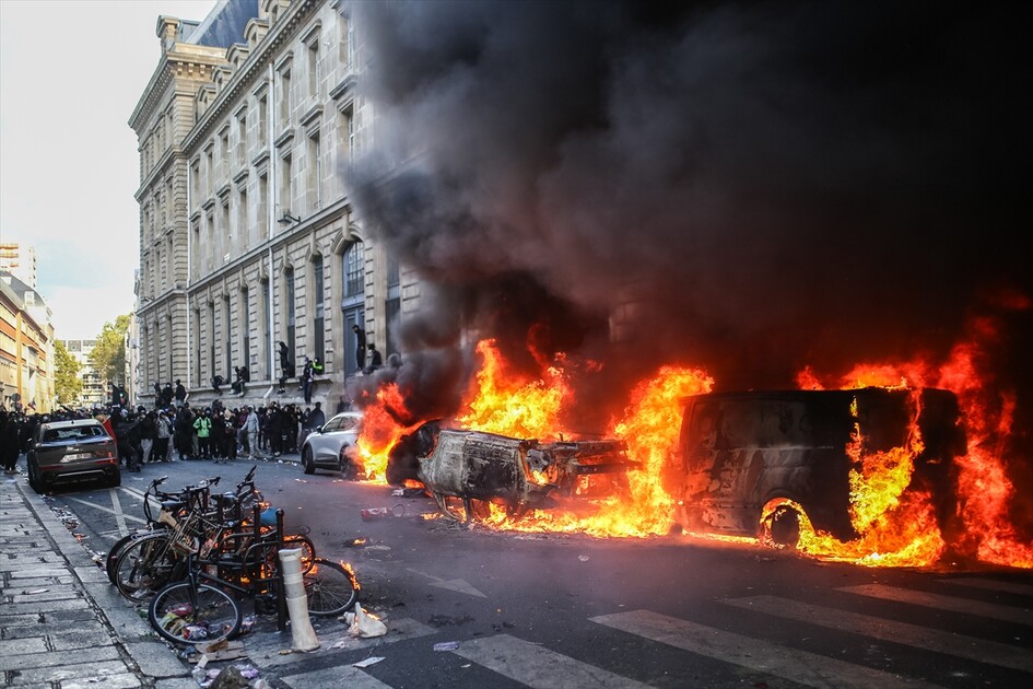 Paris’teki gösterilerde gerginlik tırmanıyor