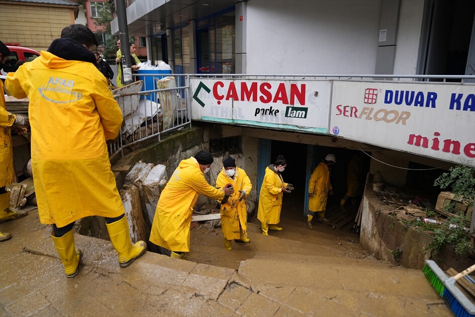 İstanbul'da sağanağın ardından hasarın izleri siliniyor