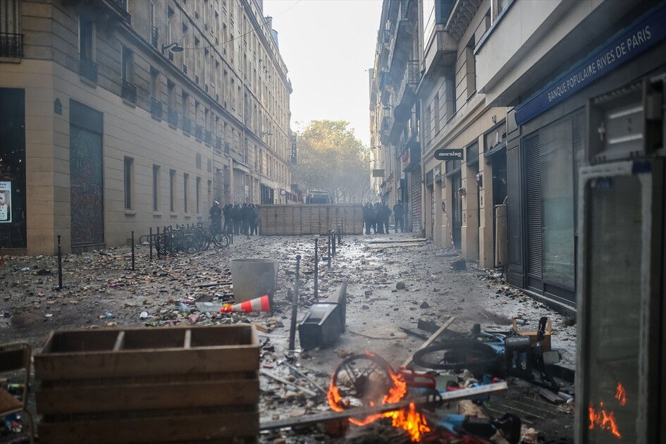 Paris’teki gösterilerde gerginlik tırmanıyor