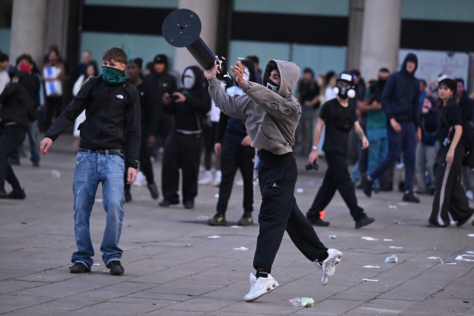 İtalya'da hükümet karşıtı protestolar olaylı geçti