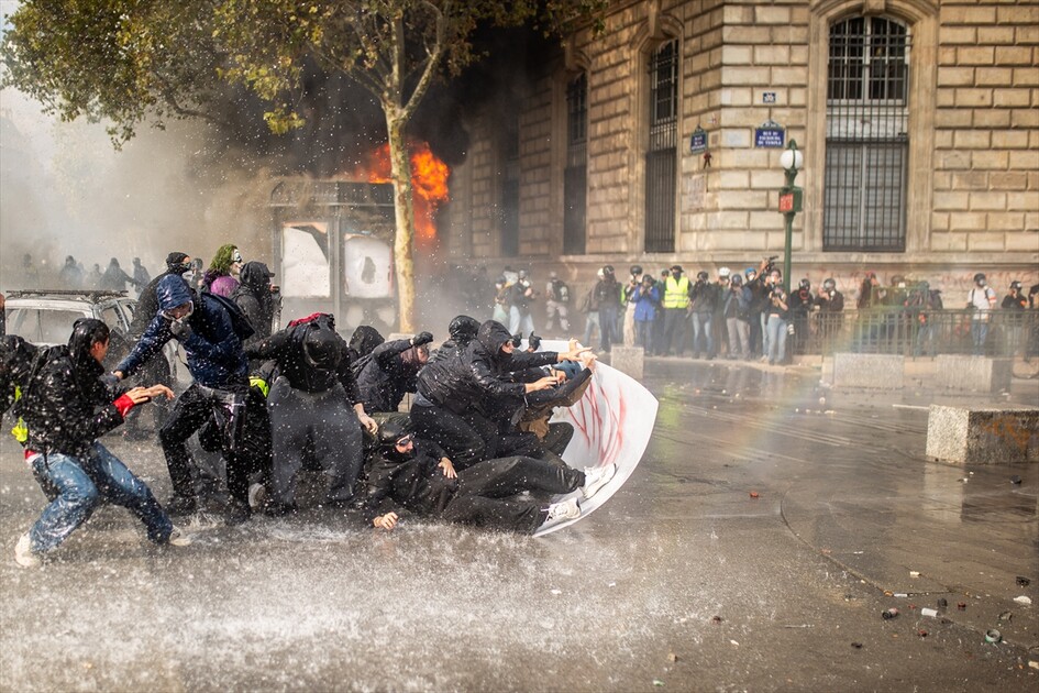 Paris’teki gösterilerde gerginlik tırmanıyor