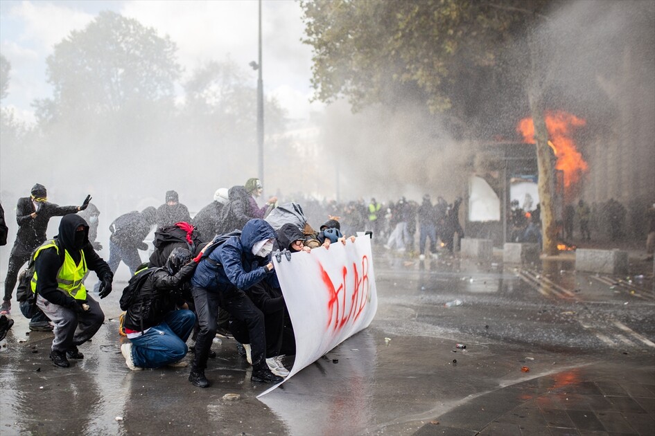 Paris’teki gösterilerde gerginlik tırmanıyor