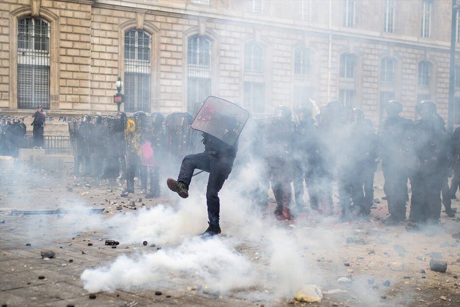 Paris’teki gösterilerde gerginlik tırmanıyor