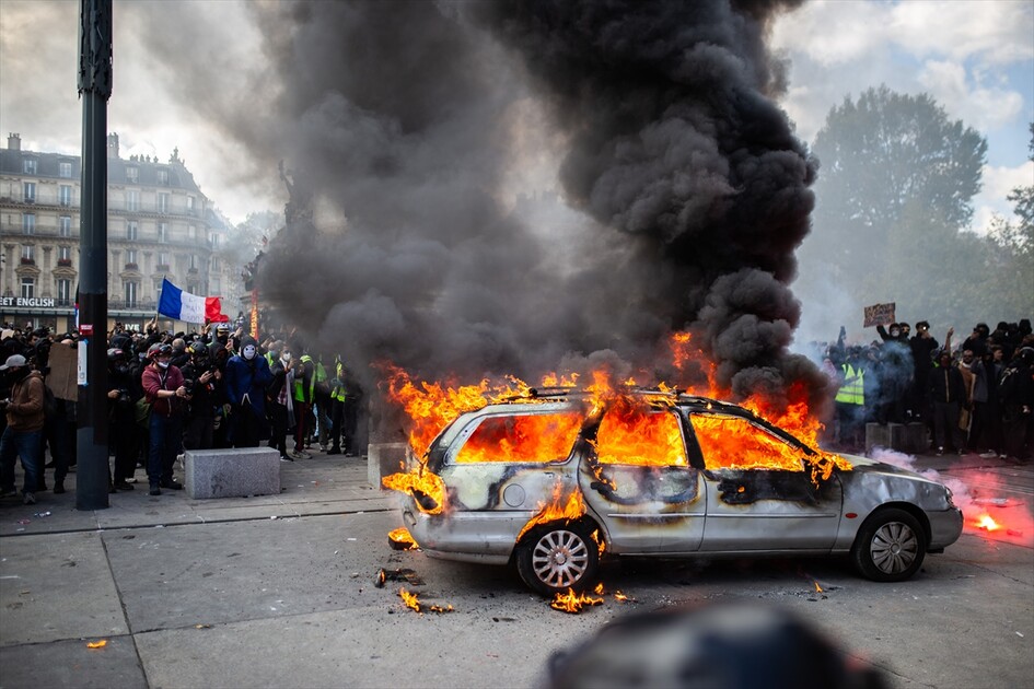 Paris’teki gösterilerde gerginlik tırmanıyor