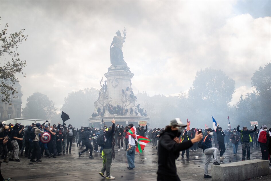Paris’teki gösterilerde gerginlik tırmanıyor