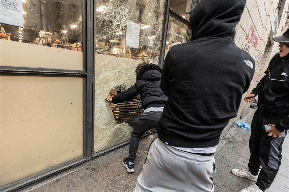 إيطاليا.. توقيف 160 شخصا في احتجاجات بميلانو