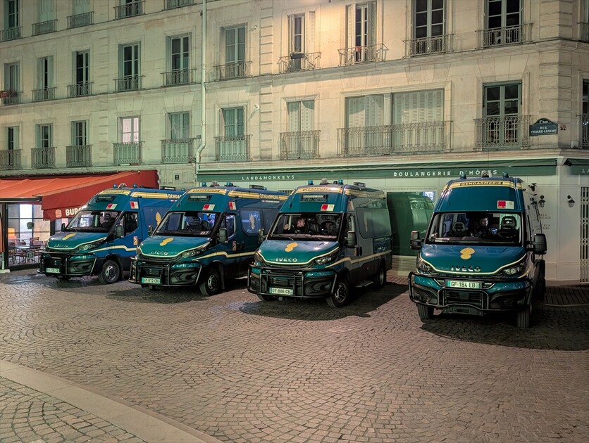 Fransa'da Paris ve bazı kentlerdeki kısmi sokağa çıkma yasağı uzatıldı