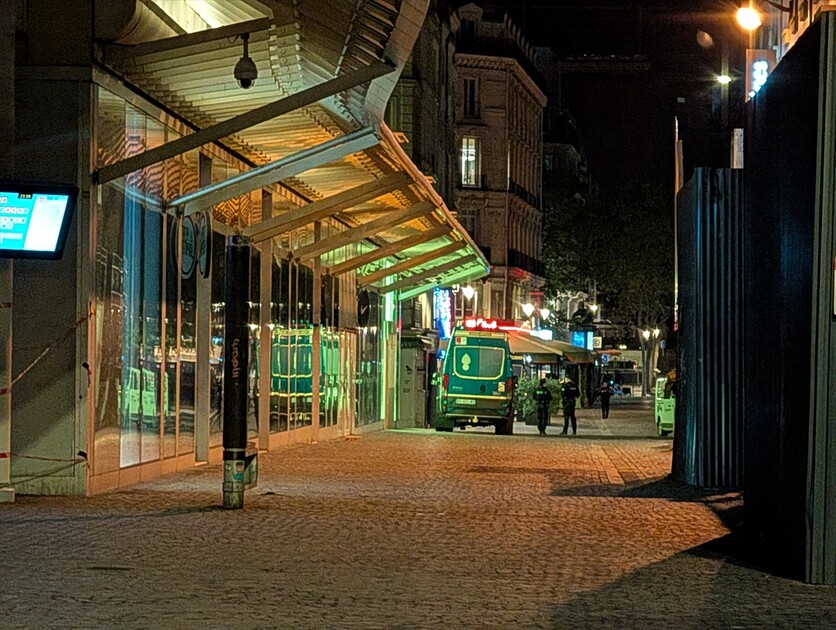 Fransa'da Paris ve bazı kentlerdeki kısmi sokağa çıkma yasağı uzatıldı