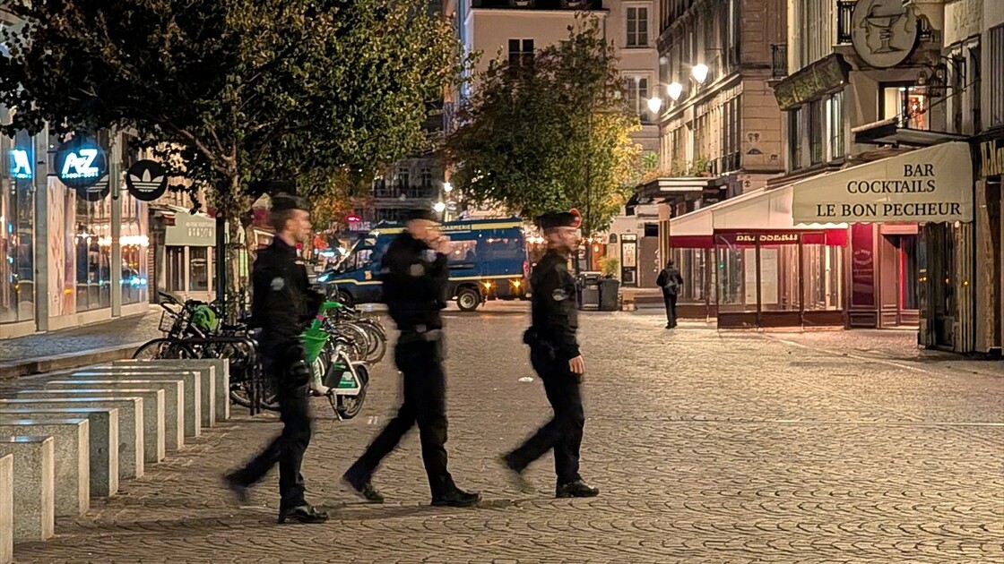 Fransa'da Paris ve bazı kentlerdeki kısmi sokağa çıkma yasağı uzatıldı
