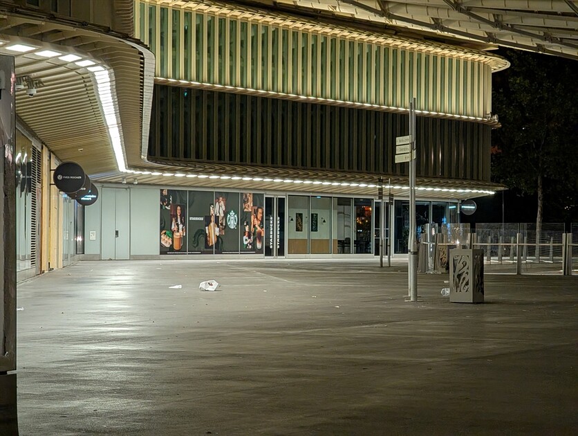 Fransa'da Paris ve bazı kentlerdeki kısmi sokağa çıkma yasağı uzatıldı