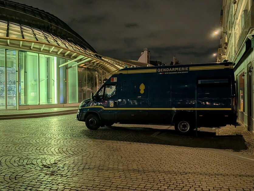 Fransa'da Paris ve bazı kentlerdeki kısmi sokağa çıkma yasağı uzatıldı