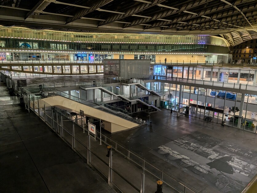Fransa'da Paris ve bazı kentlerdeki kısmi sokağa çıkma yasağı uzatıldı