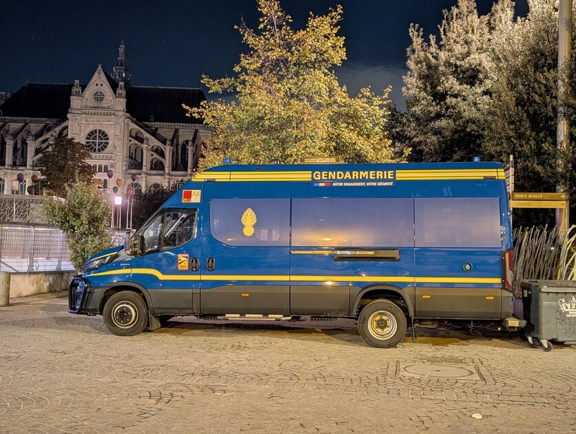 Fransa'da Paris ve bazı kentlerdeki kısmi sokağa çıkma yasağı uzatıldı