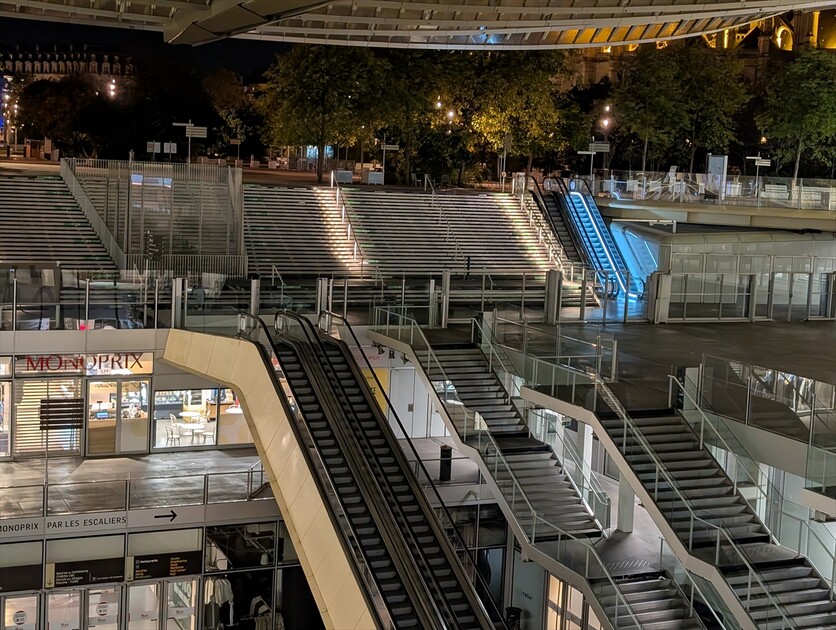 Fransa'da Paris ve bazı kentlerdeki kısmi sokağa çıkma yasağı uzatıldı