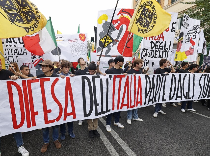 Roma’da öğrenciler protesto düzenledi