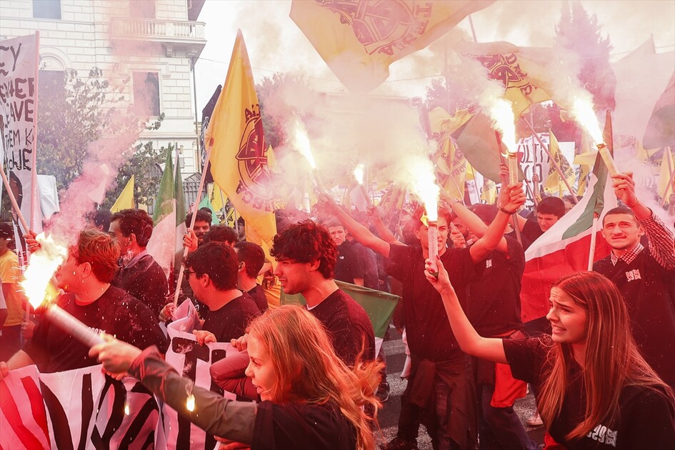 Roma’da öğrenciler protesto düzenledi