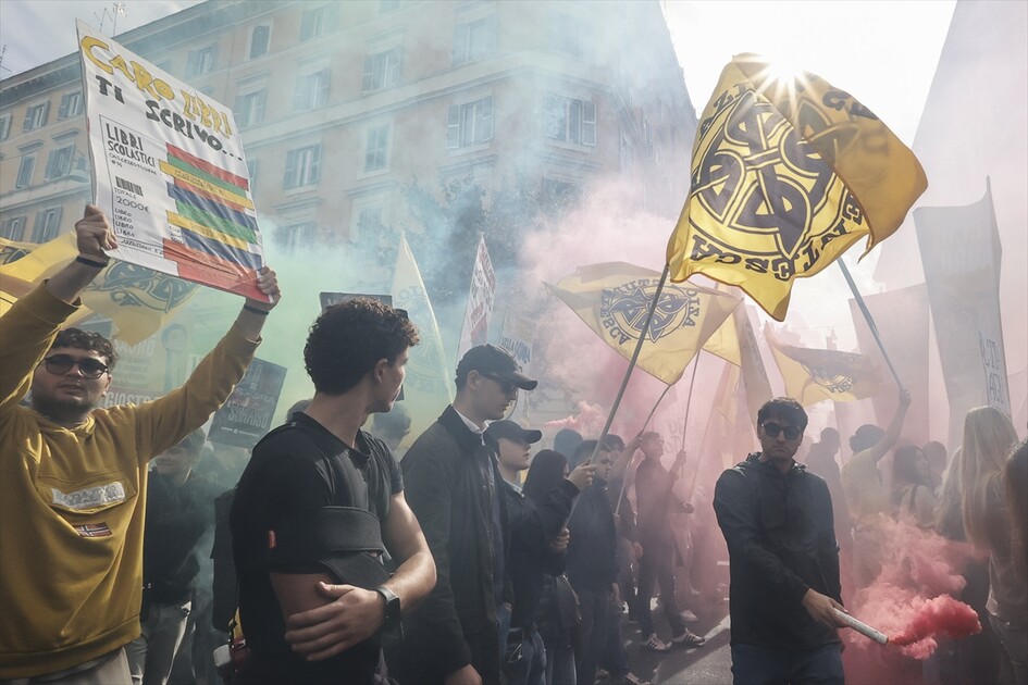 Roma’da öğrenciler protesto düzenledi