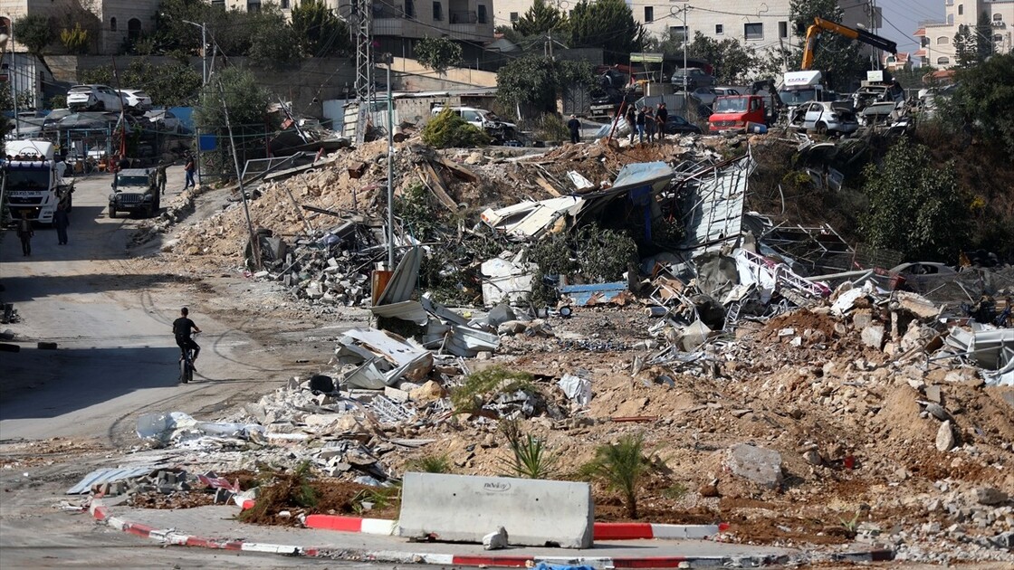 İsrail güçleri, El Halil kentinde Farş el-Hava kontrol noktası çevresindeki Filistinlilere ait evleri yıktı