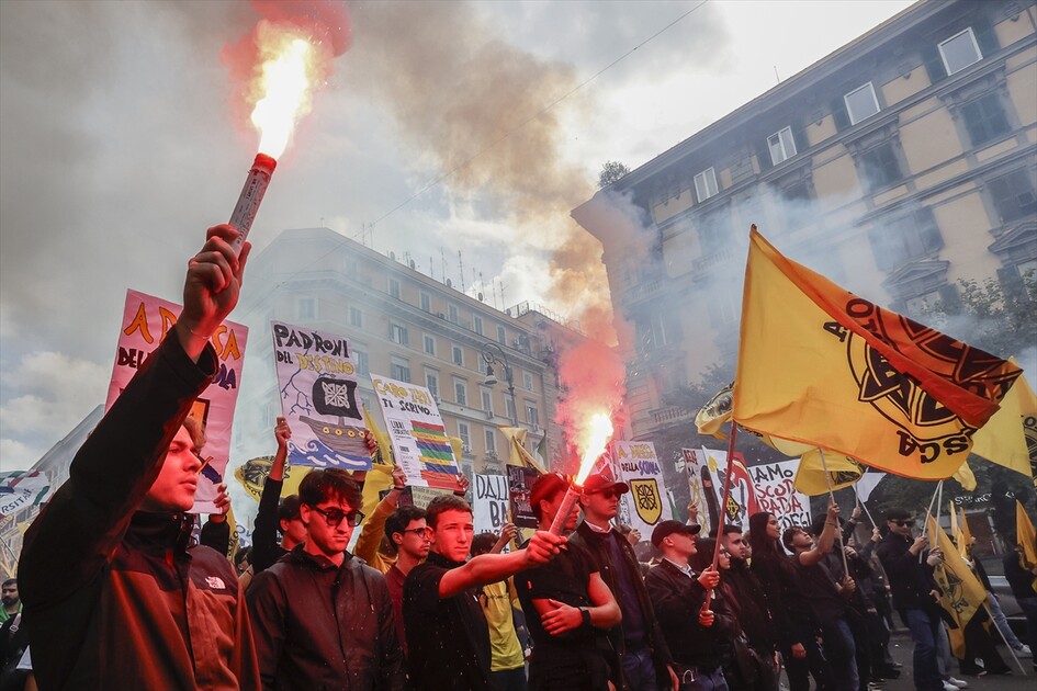 Roma’da öğrenciler protesto düzenledi