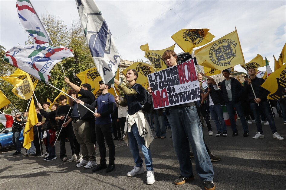 Roma’da öğrenciler protesto düzenledi