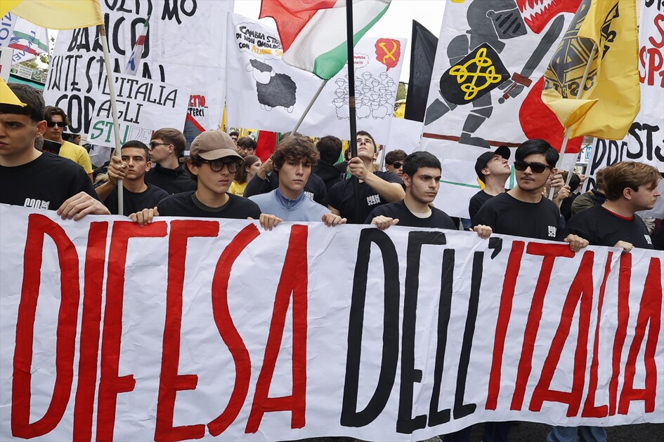 Roma’da öğrenciler protesto düzenledi