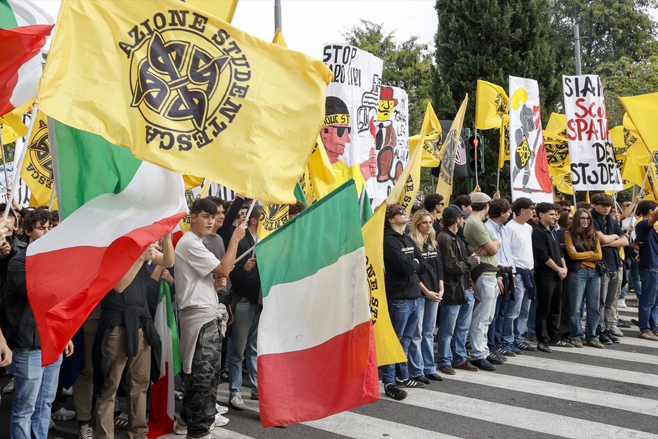 Roma’da öğrenciler protesto düzenledi