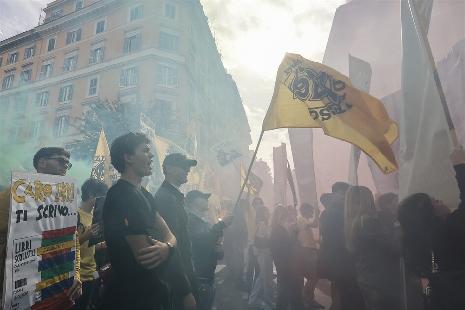 Roma’da öğrenciler protesto düzenledi