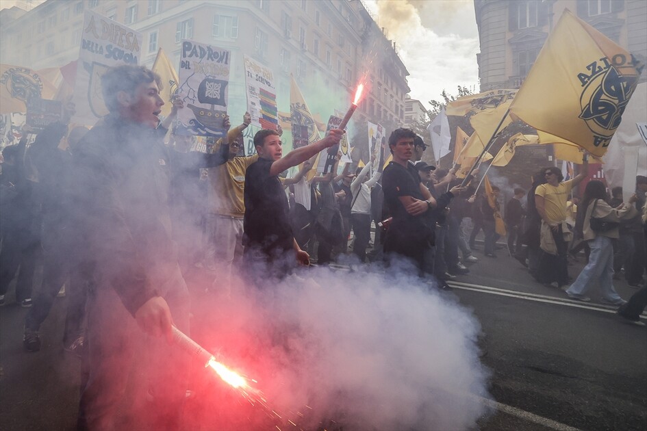 Roma’da öğrenciler protesto düzenledi