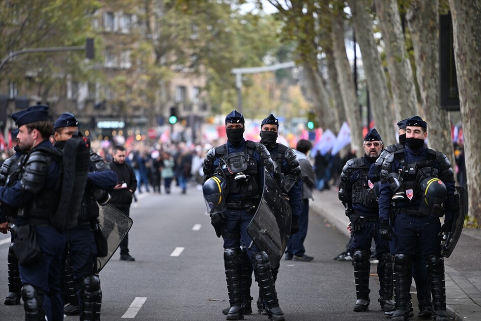 Paris’te devam eden protestolarda göstericiler Porte d'Italie yakınlarında toplandı