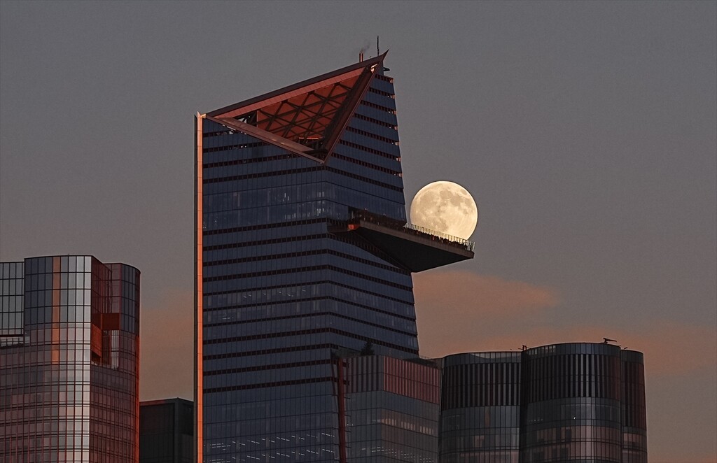 'Hunter's Moon' rises over the New York City skyline as the sun sets