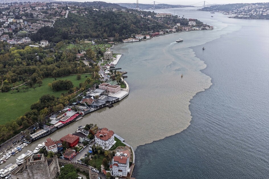 İstanbul Boğazı sağanak yağışın ardından renk değiştirdi