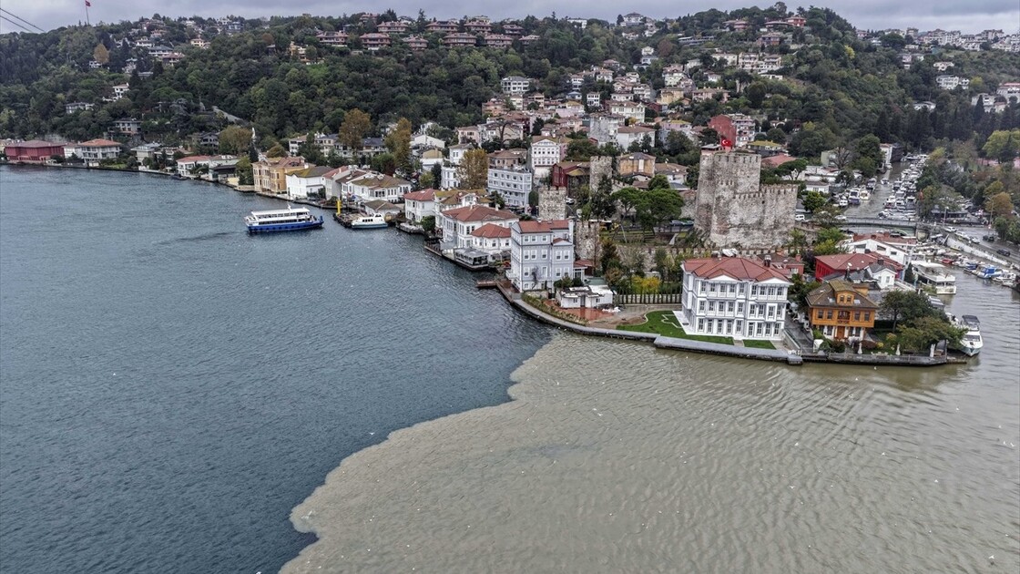 İstanbul Boğazı sağanak yağışın ardından renk değiştirdi
