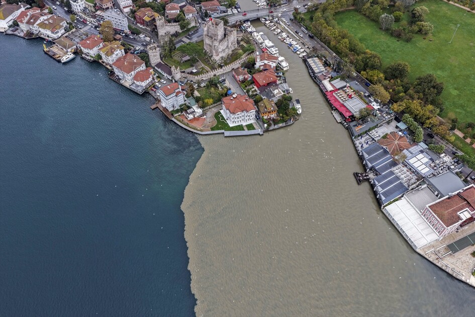 İstanbul Boğazı sağanak yağışın ardından renk değiştirdi
