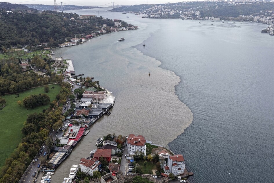 İstanbul Boğazı sağanak yağışın ardından renk değiştirdi