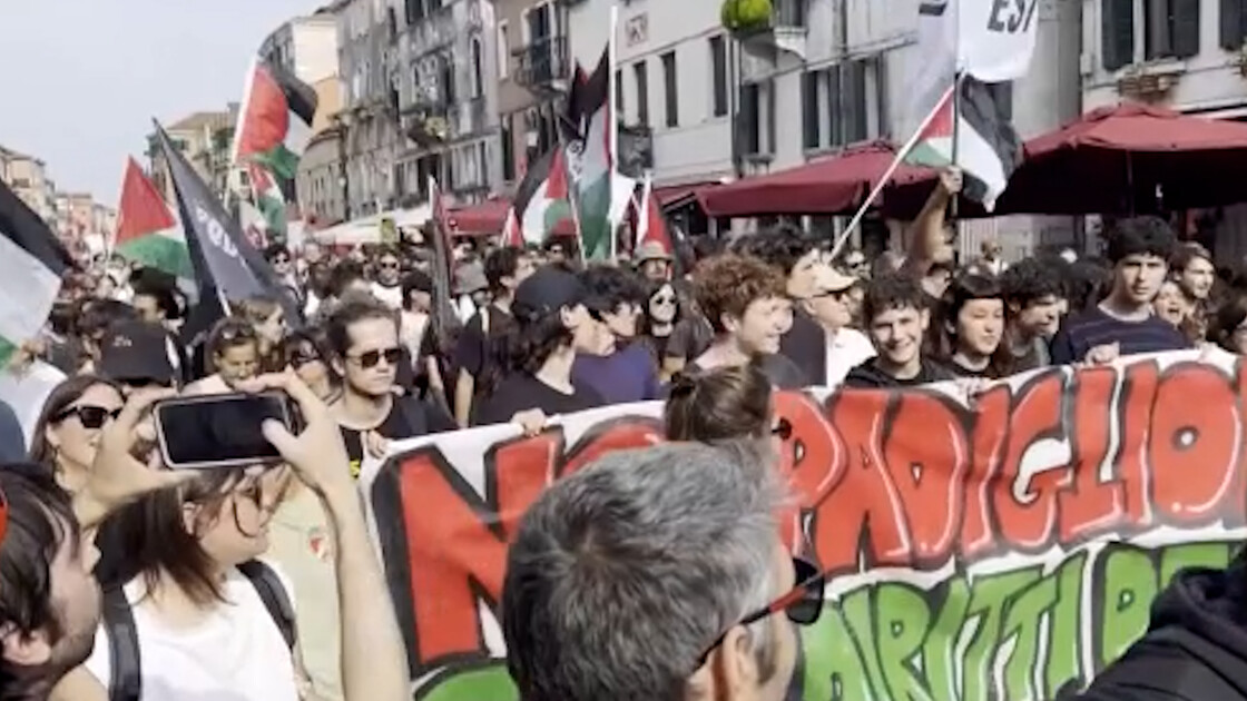 البندقية.. مظاهرة داعمة لفلسطين تزامنا مع افتتاح الجناح الإسرائيلي في بينالي البندقية